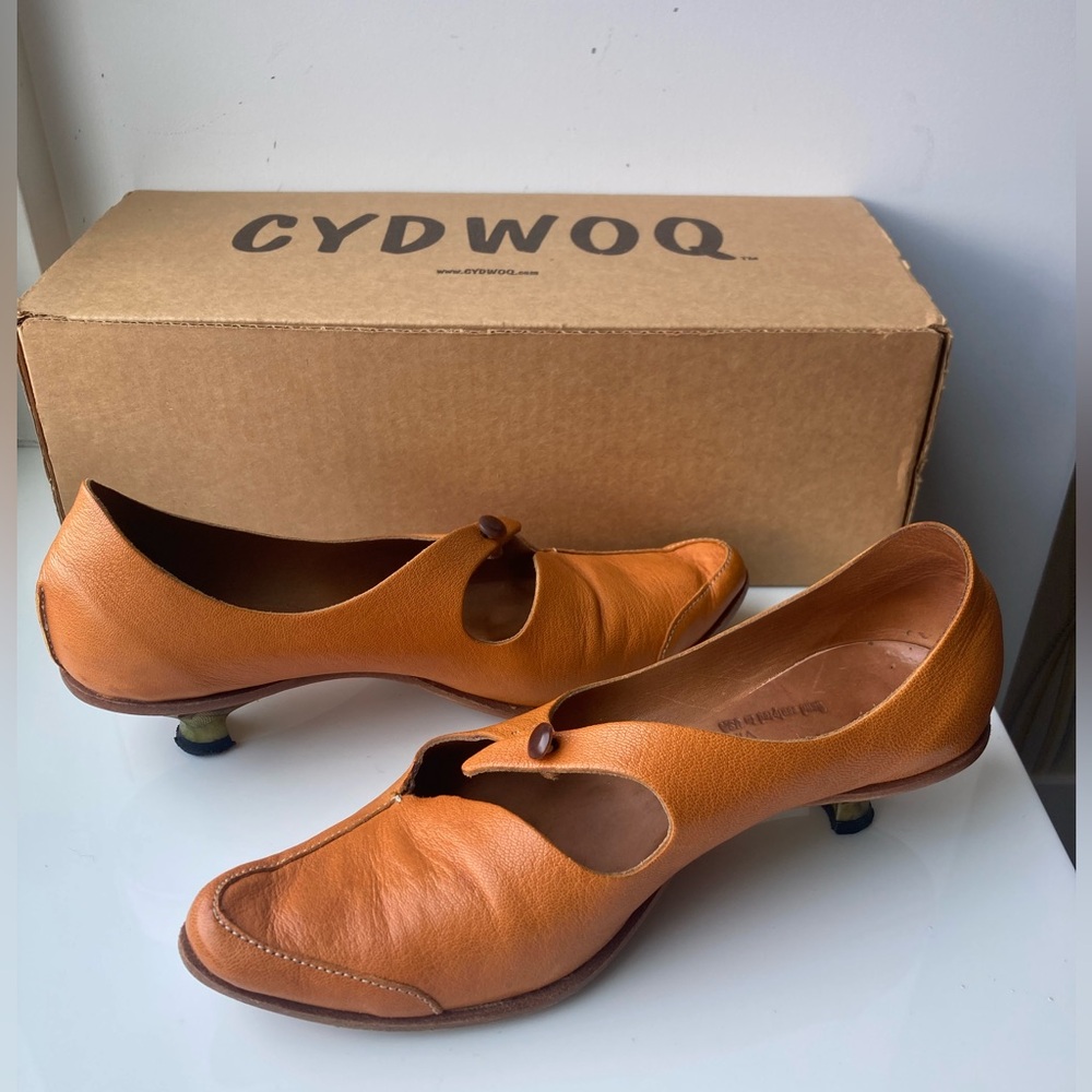 Cydwoq leather kitten heals